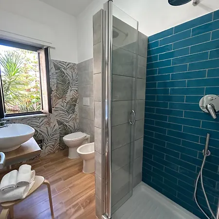 La Maison Derriere 4* تروبيا